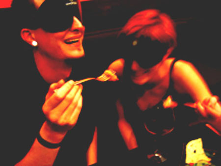 Dans Le Noir: Essen im Dunkeln Dans Le Noir: Essen im Dunkeln