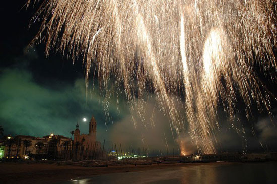 Die Fiesta Mayor von Sitges. Zwischen Tradition, Kultur und Unterhaltung. Die Fiesta Mayor von Sitges. Zwischen Tradition, Kultur und Unterhaltung.