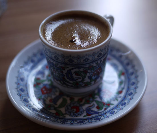 Kaffee und Kaffeesatzlesen im modernen Istanbul