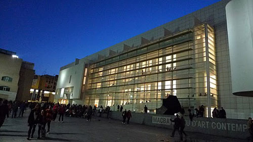 Den Sommer über ist das MACBA nachts geöffnet Den Sommer über ist das MACBA nachts geöffnet