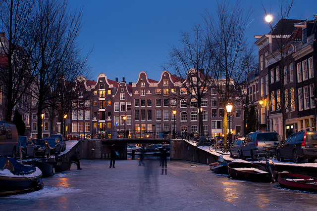 Der Luxus, auf den Kanälen von Amsterdam Schlittschuh zu laufen